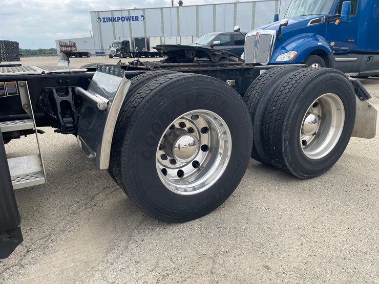 2022-kenworth-t680-image-12