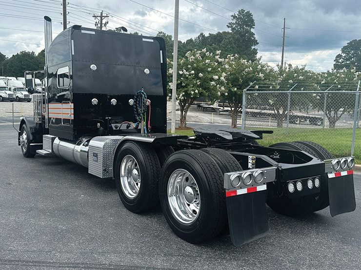 2023-peterbilt-389-image-3