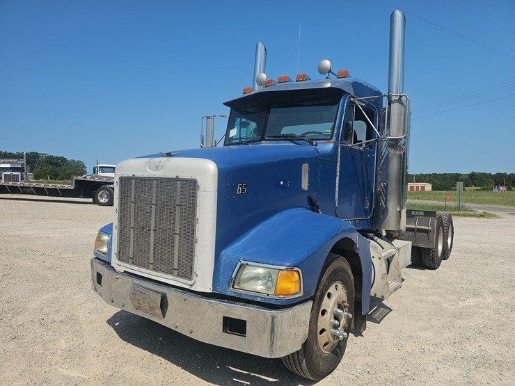 1999-peterbilt-385-image-1