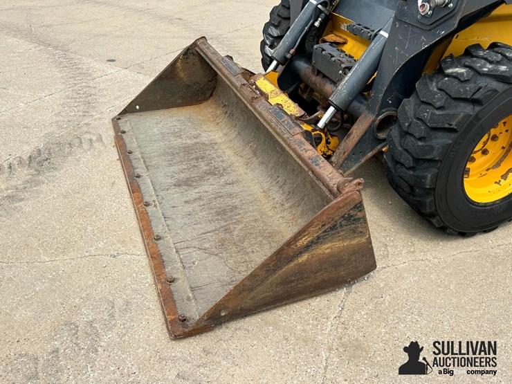2017-deere-332g-image-9