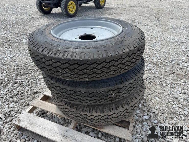 galaxy-9-22.5-tires-on-kinze-8-bolt-wheels-(bid-per-unit)-image-3