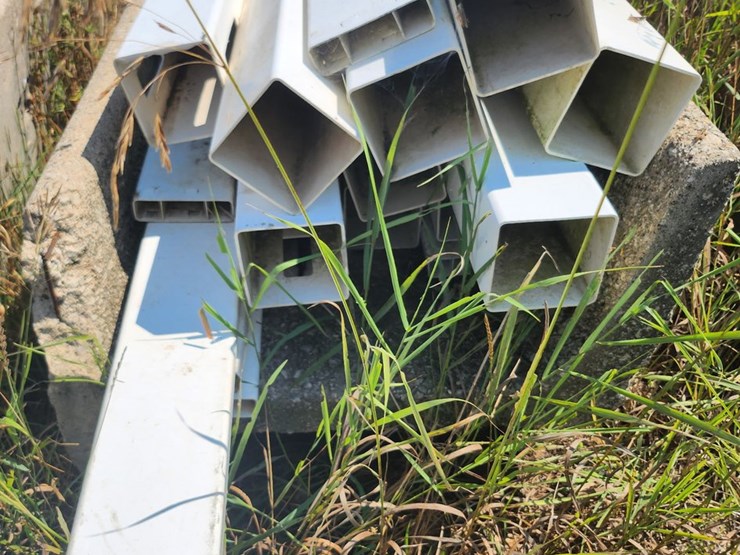 #2825-•-(18)-pvc-pipes-and-vinyl-fence-posts-image-4