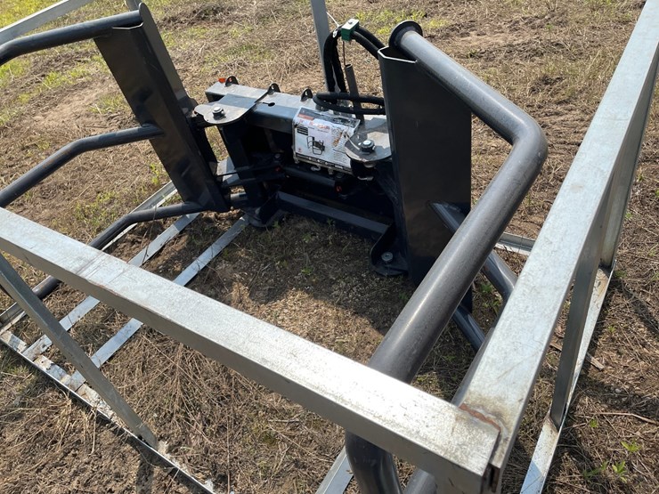 #9758-•-wolverine-universal-hydraulic-bale-squeeze-attachment-image-5