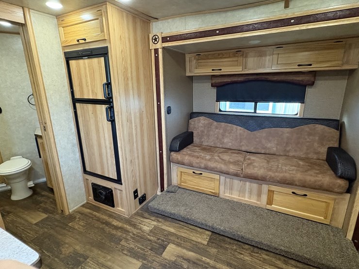 2018-bison-8011ldstlt-stock-combo-living-quarters-trailer-image-53