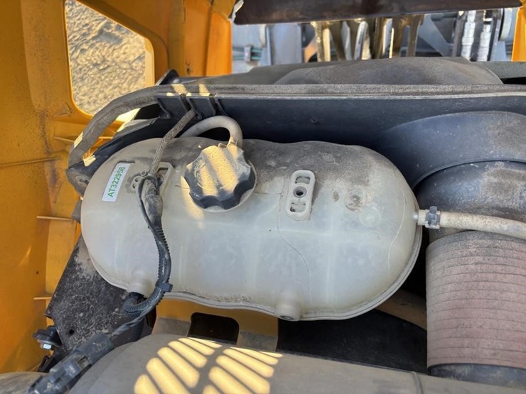 2020-deere-210l-image-47