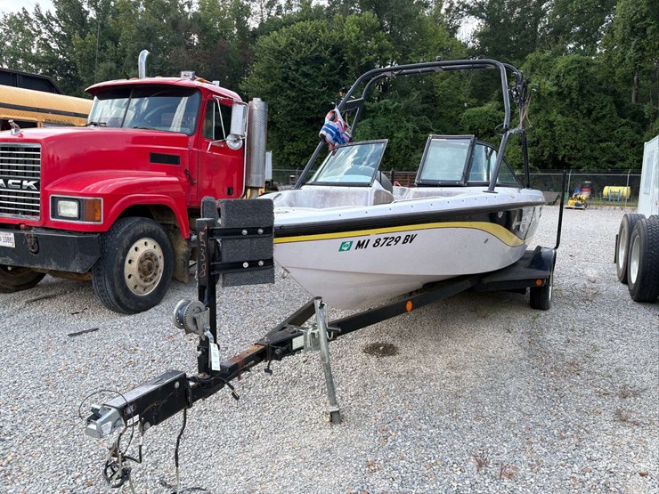 2002-smoke-craft-super-air-nautique-boat-image-3