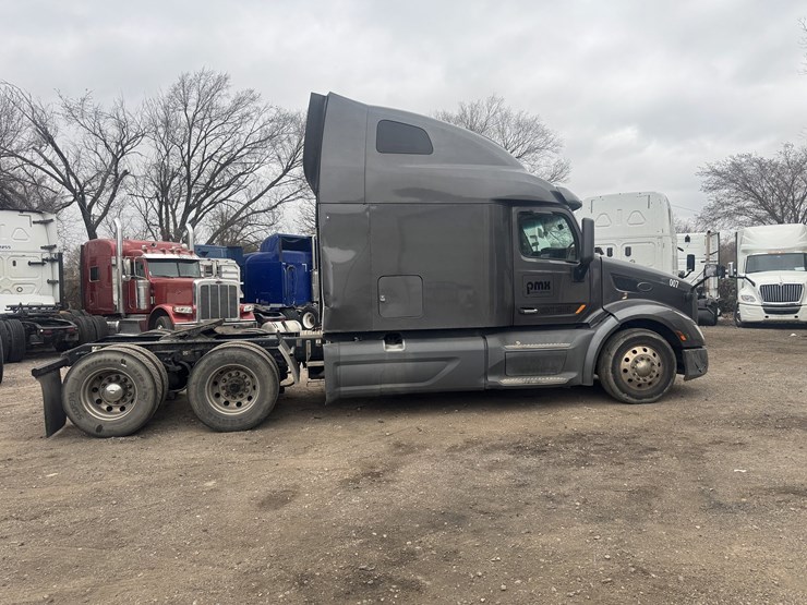 2019-peterbilt-579-image-1