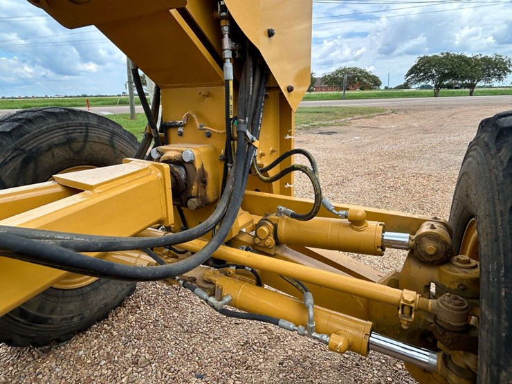 2020-caterpillar-140-image-35