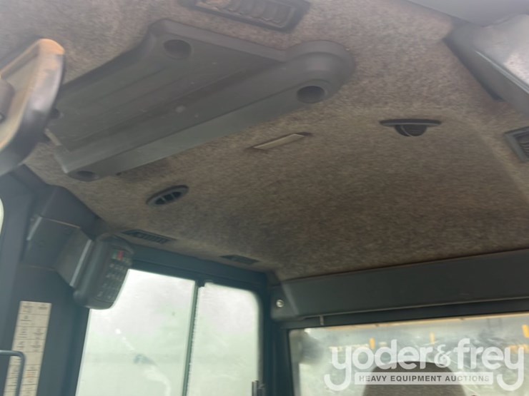 2016-deere-550k-image-30