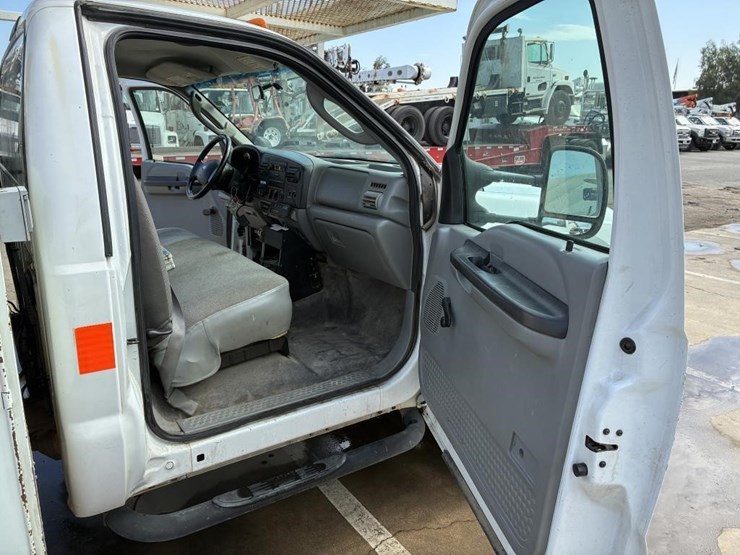 2005-ford-f450-image-15