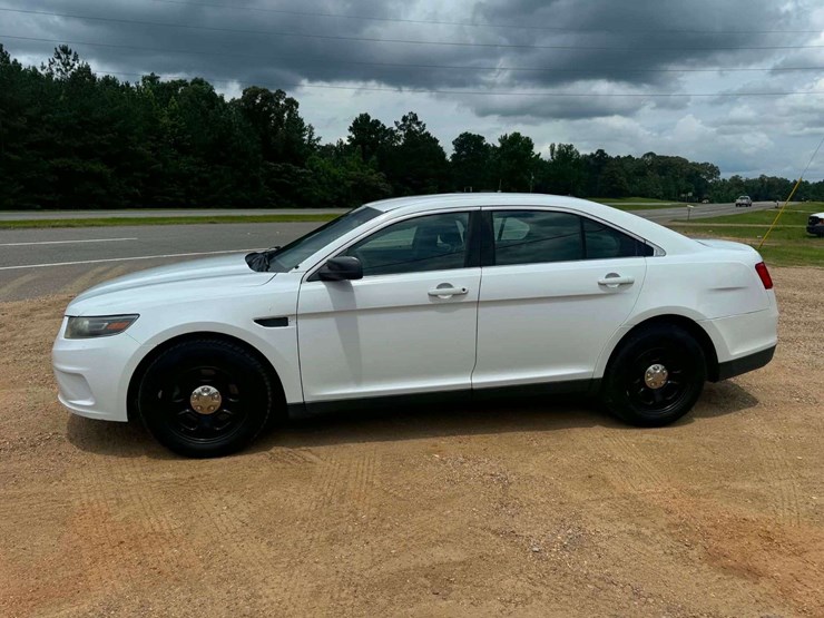 2015-ford-taurus-4-door-sedan-police-(179,713-miles)-image-2