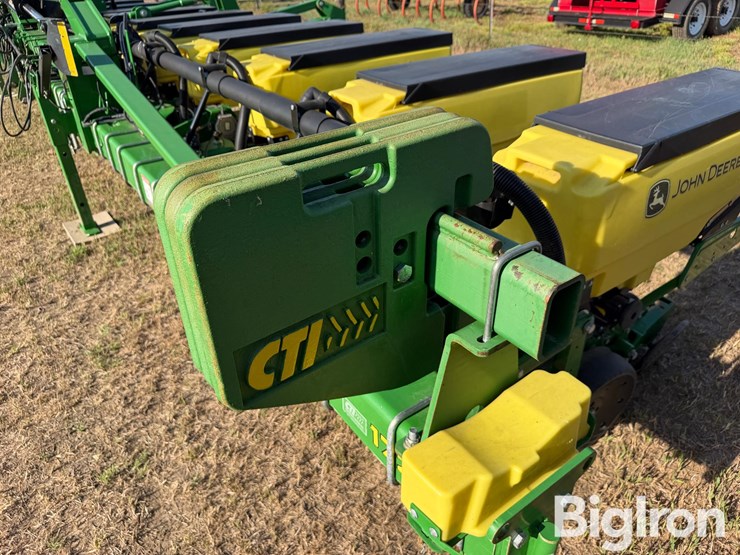 john-deere-1725-image-16
