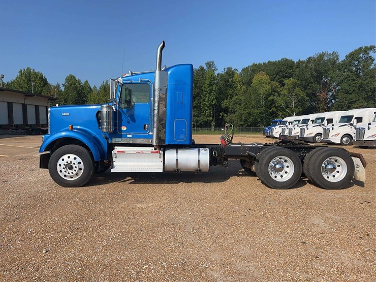 2015-kenworth-w9-series-tractor-truck-image-2