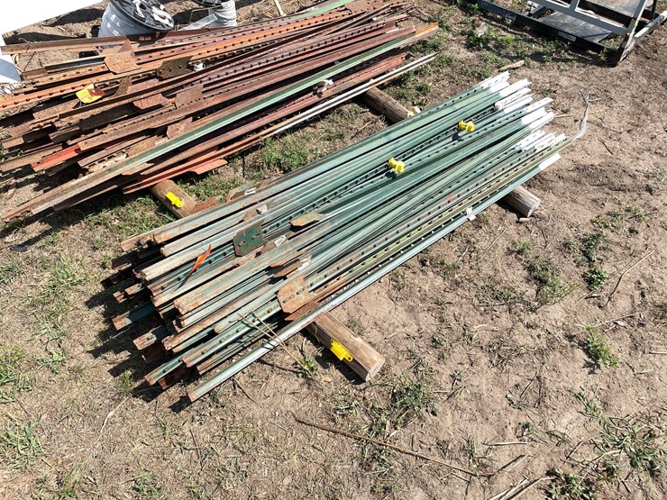 #7967-•-lot-of-assorted-fence-posts-image-2