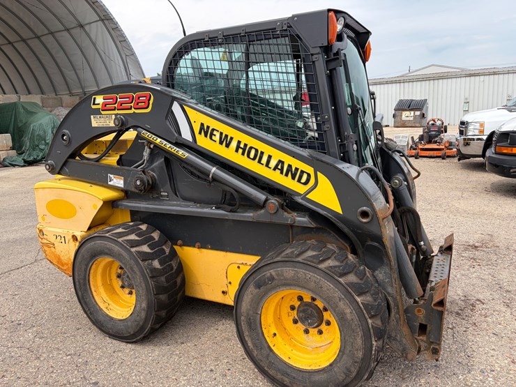new-holland-l228-image-3