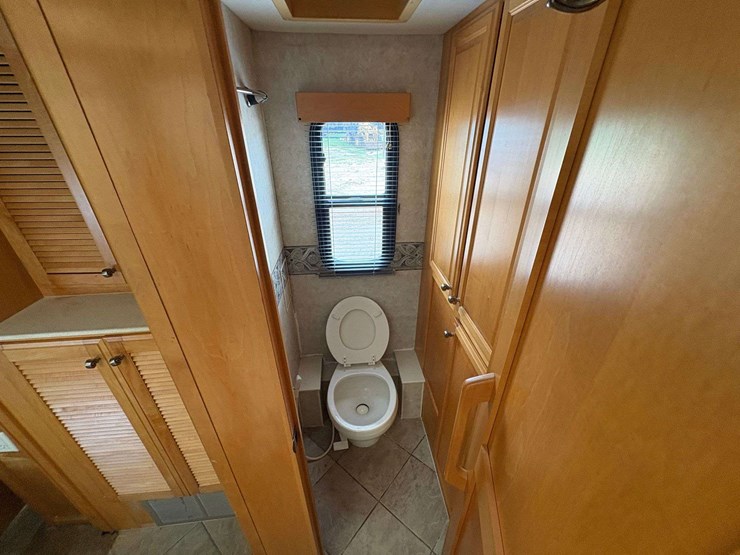 2003-freightliner-xc-fleetwood-revolution-diesel-pusher-motor-home-(65,650-miles)-image-30