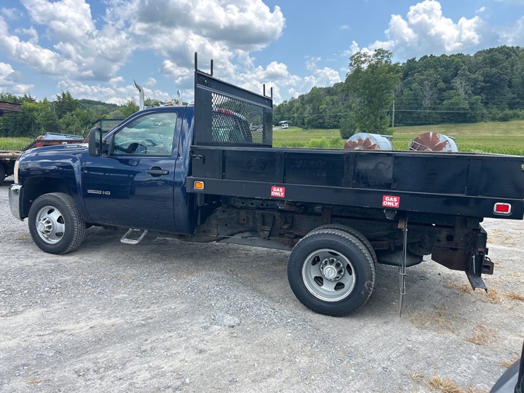 2009-chevrolet-3500-image-3