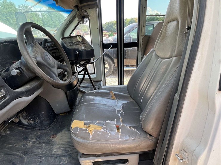 2001-chevrolet-express-bus-image-9