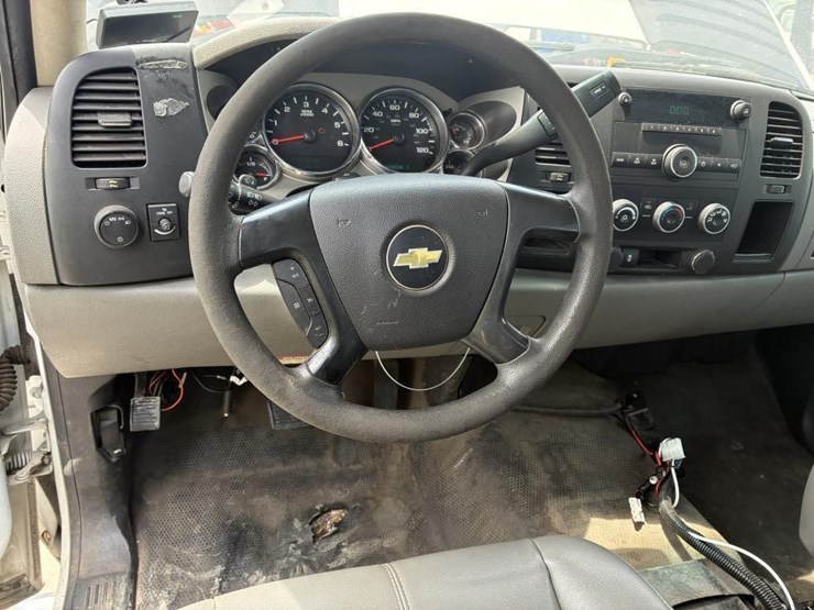 2013-chevrolet-silverado-2500-image-16