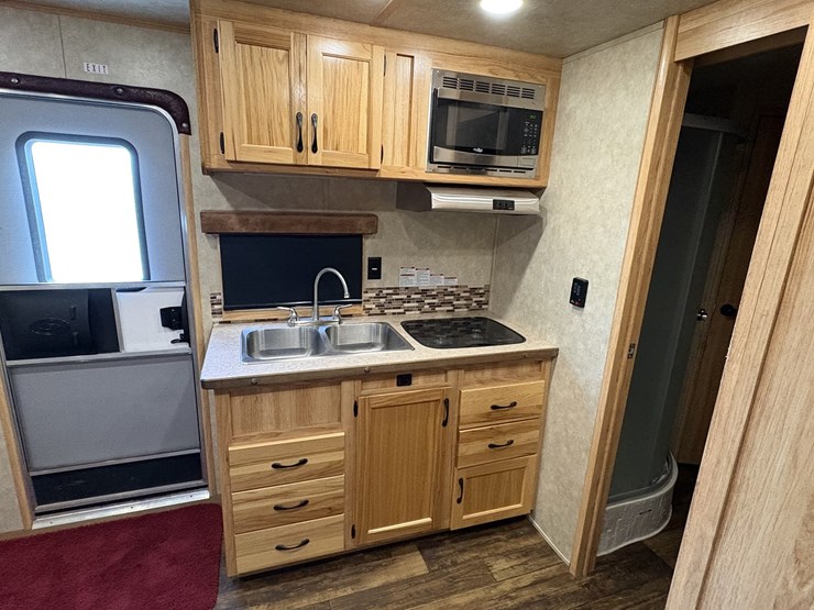2018-bison-8011ldstlt-stock-combo-living-quarters-trailer-image-59