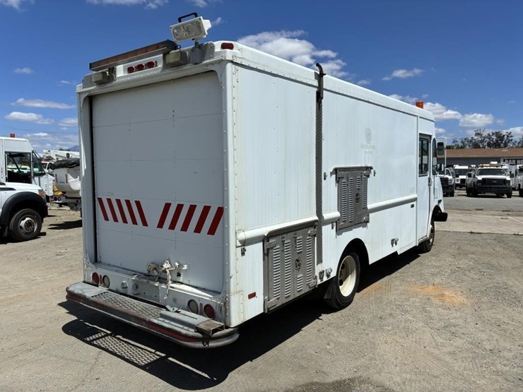 2001-workhorse-p42-image-3