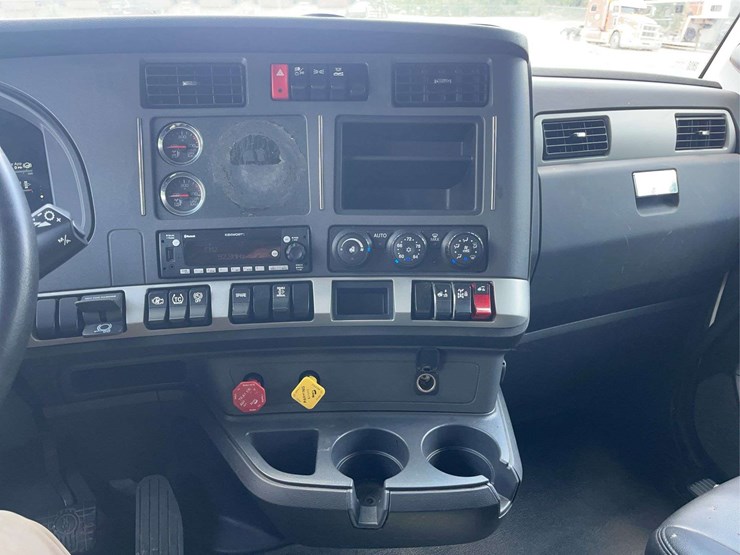 2022-kenworth-t680-image-21