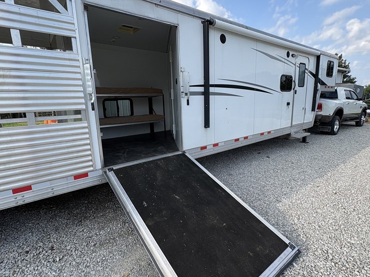 2018-bison-8011ldstlt-stock-combo-living-quarters-trailer-image-8