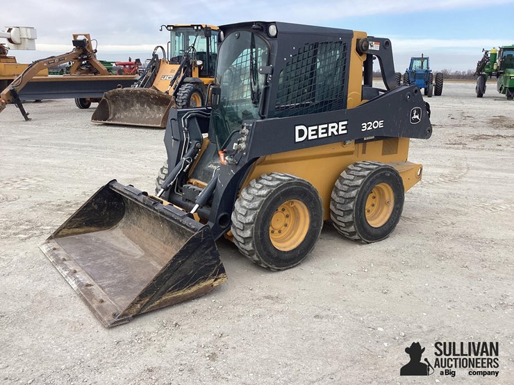 2016-deere-320e-image-1