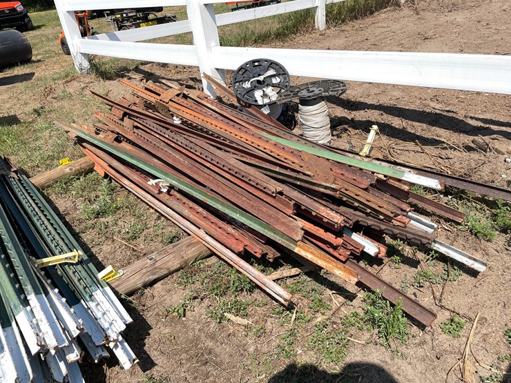 #7966-•-lot-of-assorted-fence-posts-image-1
