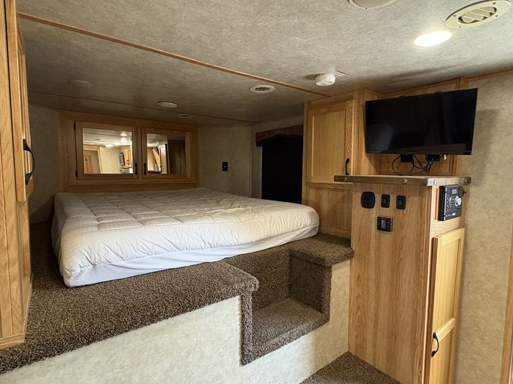 2018-bison-8011ldstlt-stock-combo-living-quarters-trailer-image-60