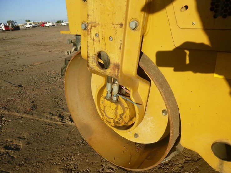 2013-caterpillar-cb22-image-11