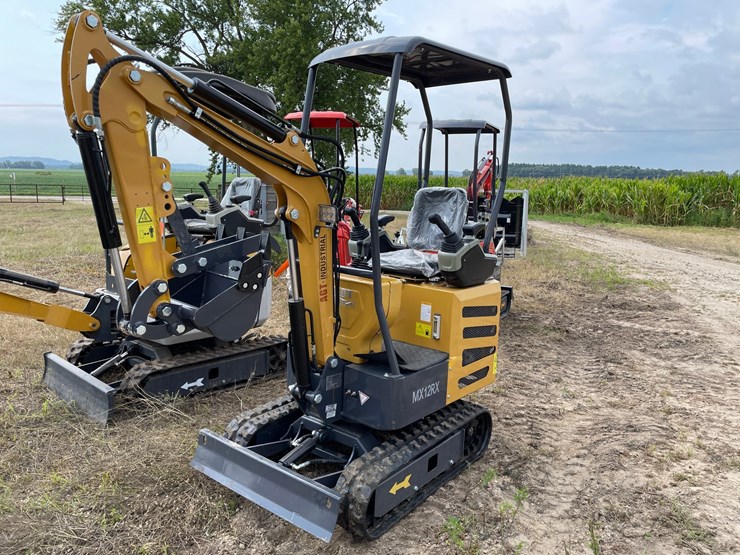 #9737-•-agt-mini-excavator-mx12rx-image-1