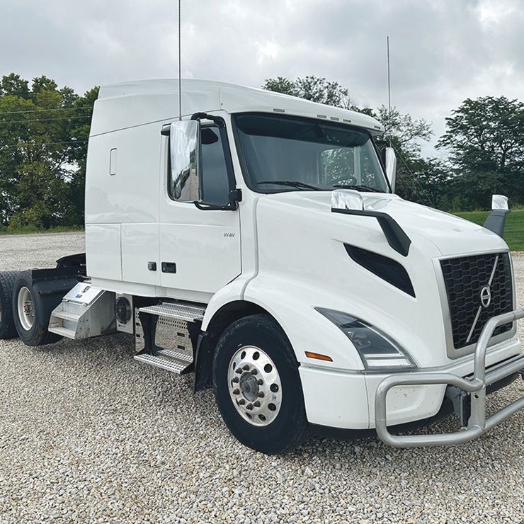2020 VOLVO VNR640