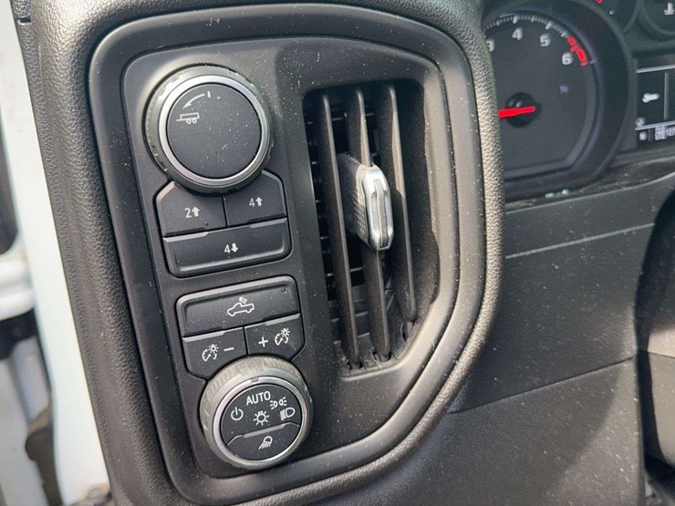 2020-chevrolet-silverado-4-x-4-truck-image-17