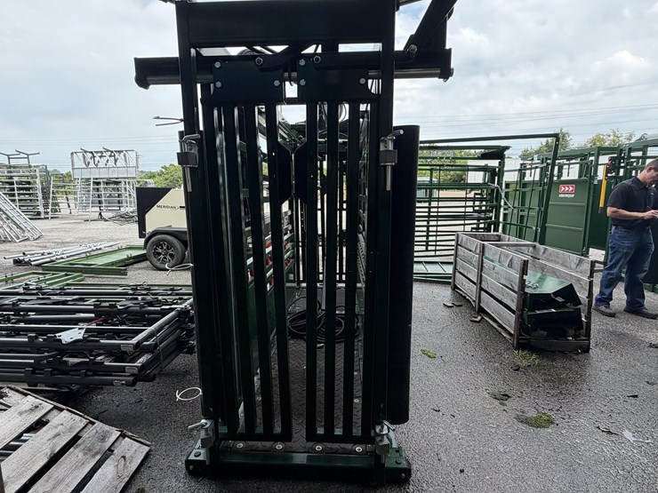 new/unused-arrowquip-q-power-107-hydraulic-squeeze-chute-image-6