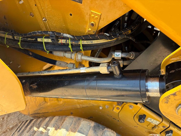 2020-caterpillar-299d3-image-27