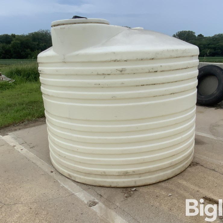 1200-Gal Vertical Poly Liquid Tank
