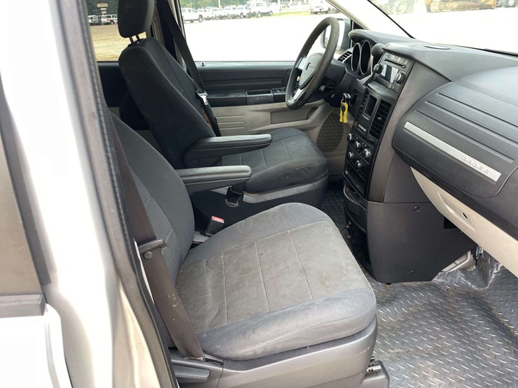 2009-dodge-caravan-image-18