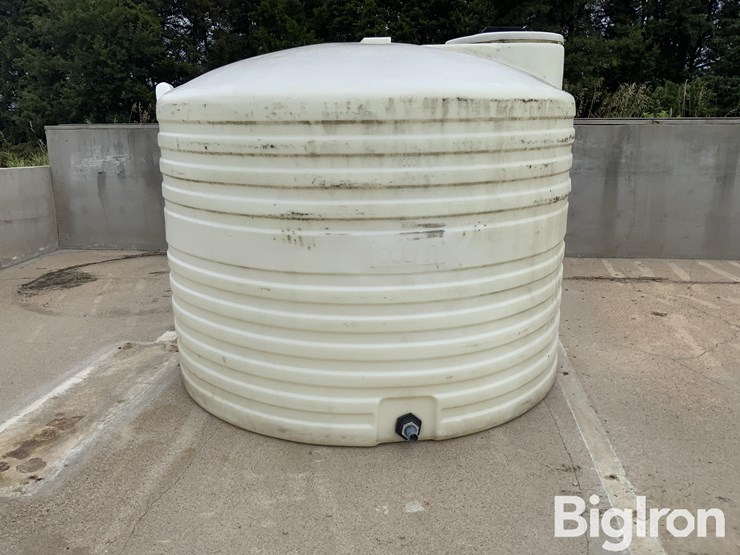 1200-gal-vertical-poly-liquid-tank-image-4