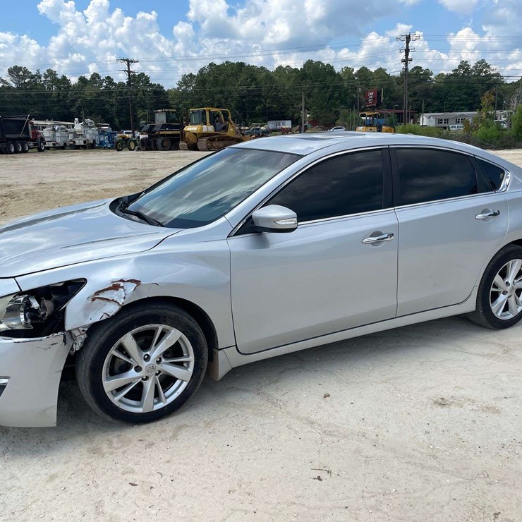 2015 Nissan Altima SV 4 Door Sedan (163,832 Miles)