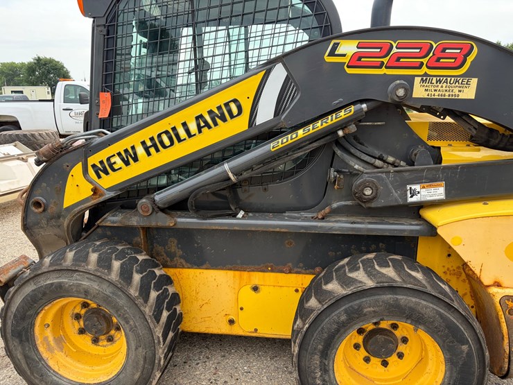 new-holland-l228-image-6