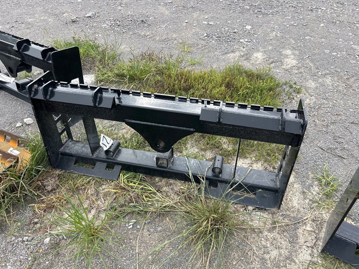 #21-•-pallet-fork-/-hay-spear-frame-for-skid-steer-image-2