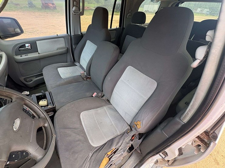 2005-ford-expedition-image-13