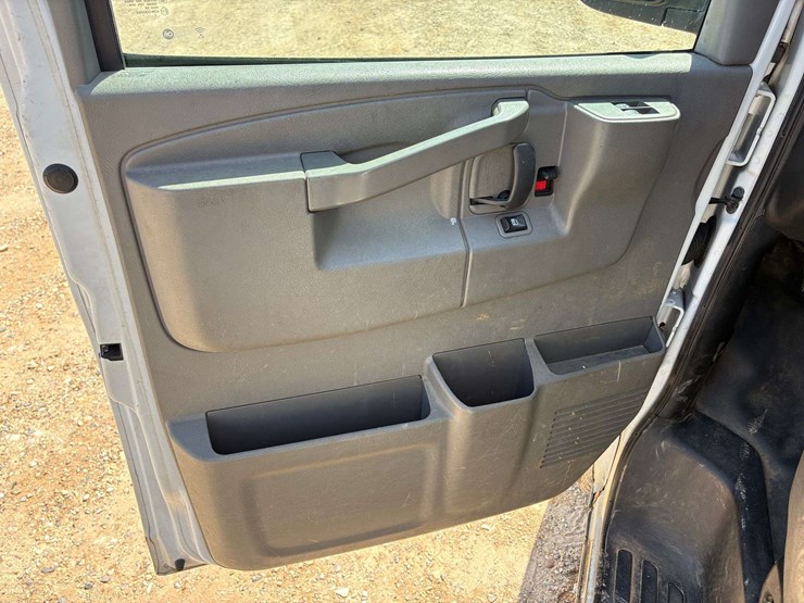 2018-chevrolet-express-2500-image-11