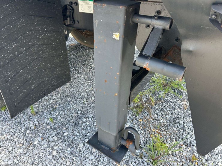 2004-freightliner-fl80-image-31