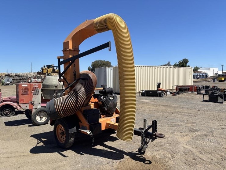 2014-scag-giant-vac-vacuum-trailer-image-2