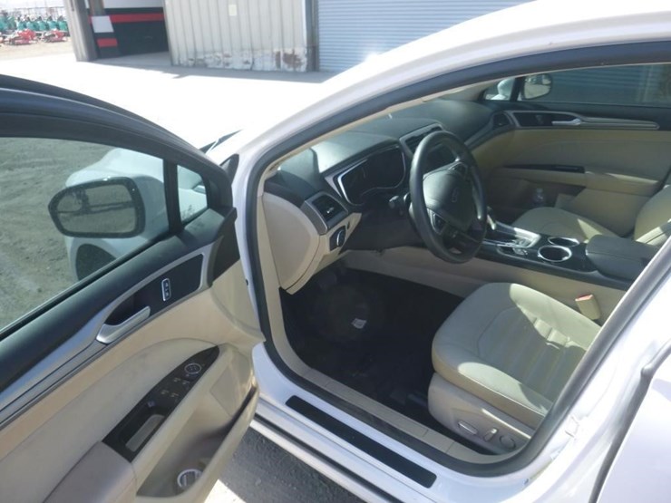 2014-ford-fusion-sedan-image-5