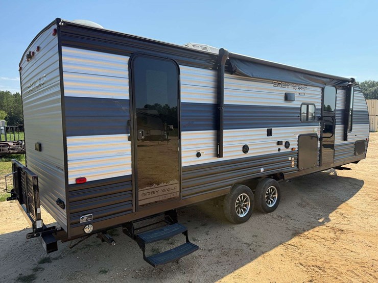 2022-grey-wolf-bumper-pull-camper-image-3