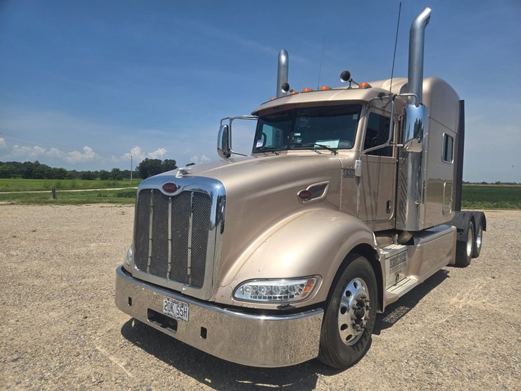 2015-peterbilt-386-image-1