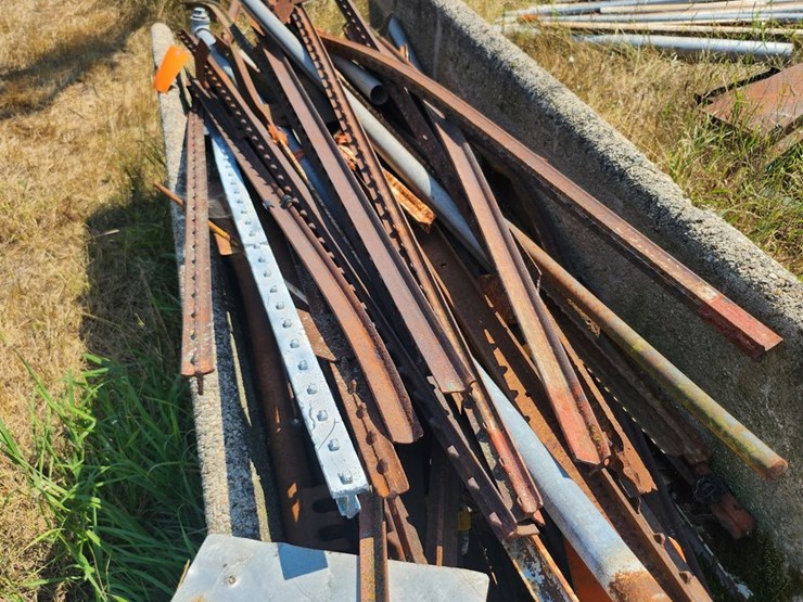 #2829-•-large-pile-of-used-t-posts-image-1
